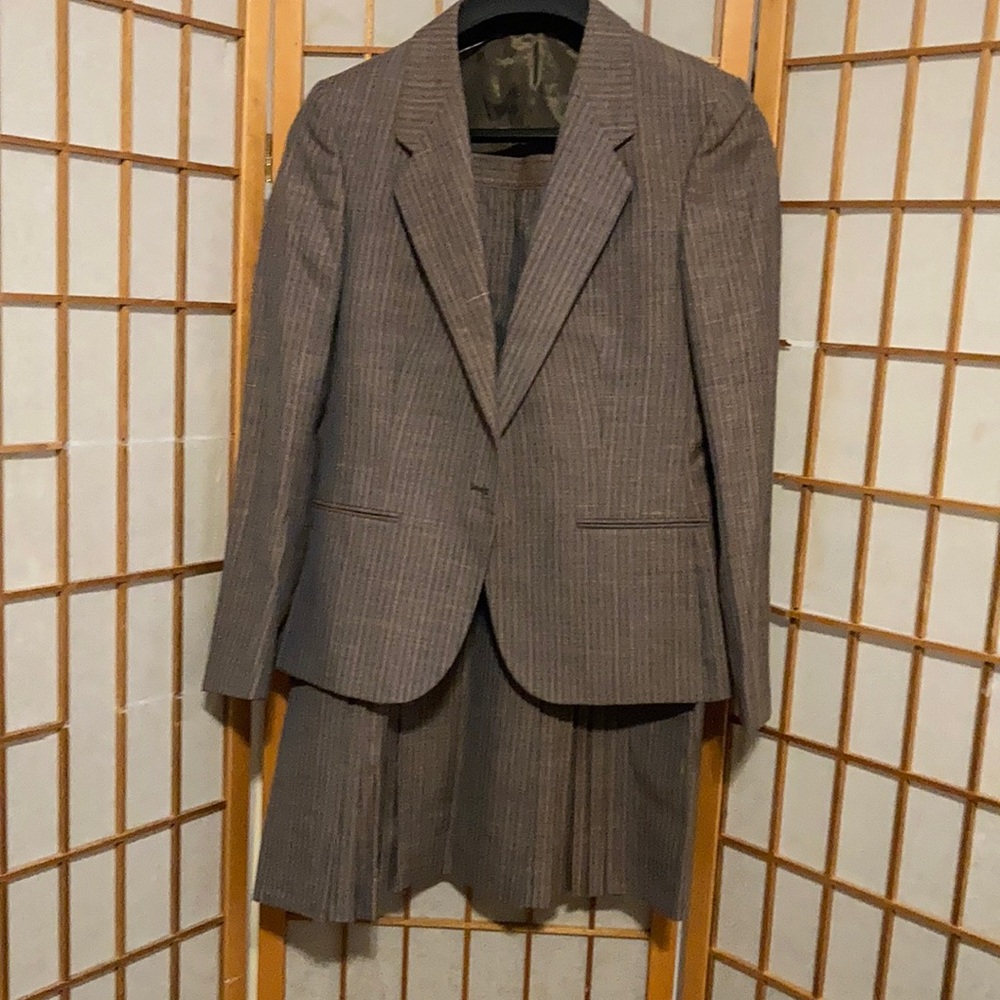 Brookline tailored clothing two piece women’s suit. Size 6. Not worn.